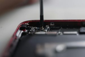 Įskilęs iPhone ekranas dažnai tampa problema kuri trukdo net kasdienėms užduotims Įskilęs išmaniojo telefono ekranas remonto dirbtuvėse