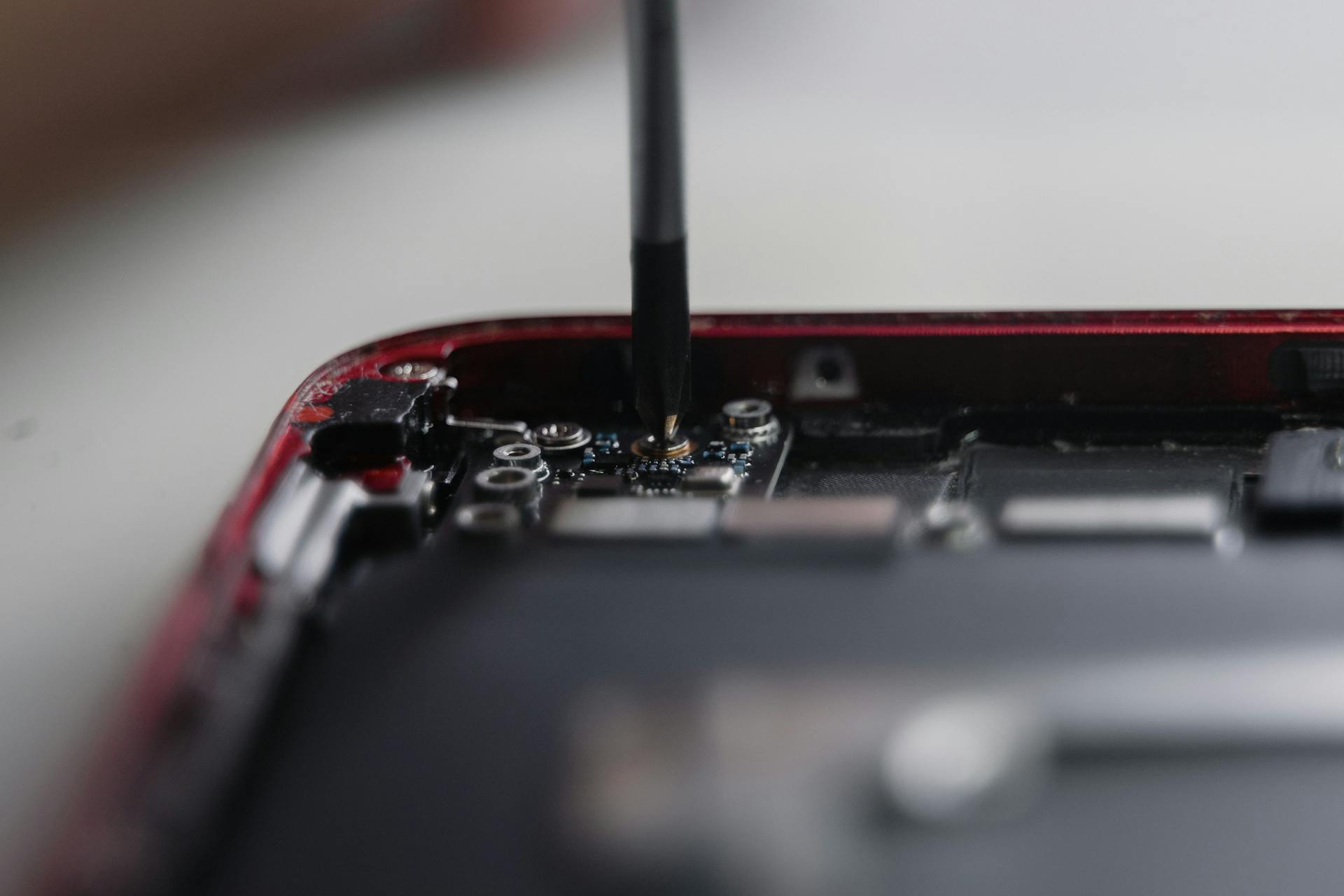Įskilęs išmaniojo telefono ekranas remonto dirbtuvėse