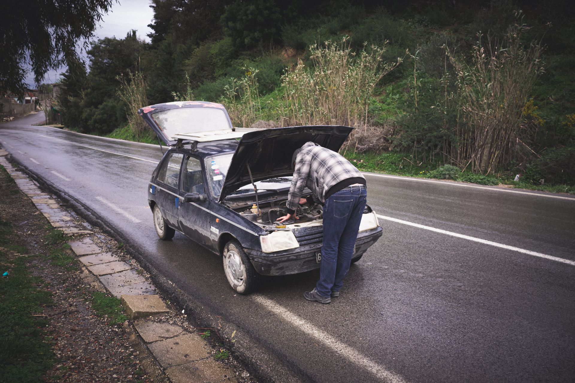 Sugedęs lengvasis automobilis intensyviame Vilniaus eisme, laukiantis techninės pagalbos.