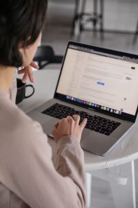 Kaip atskirti tikrą specialistą nuo savamokslio, kuris žada rezultatus per savaitę SEO specialistas analizuoja svetainės matomumą paieškos sistemose ir optimizavimo rezultatus.