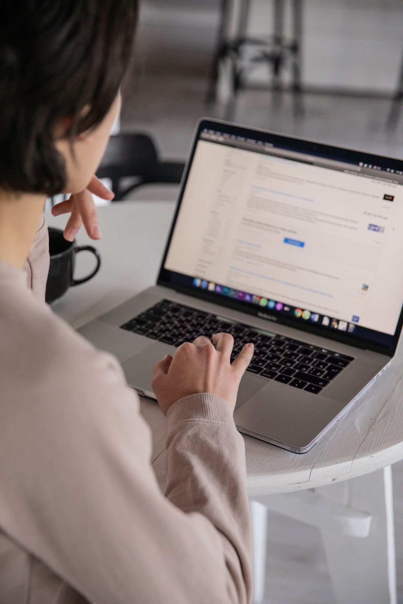 SEO specialistas analizuoja svetainės matomumą paieškos sistemose ir optimizavimo rezultatus.