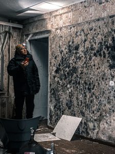 Ką reiškia, kai namai po lietaus kvepia drėgme ir kada tai jau kelia grėsmę sveikatai Drėgmės ir pelėsio kvapo požymiai gyvenamosios patalpos interjere po lietaus.
